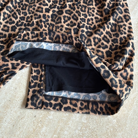MICHAEL KORS leopard skirt, back slit, lined, exposed gold zipper in back. 16 - Picture 12 of 17